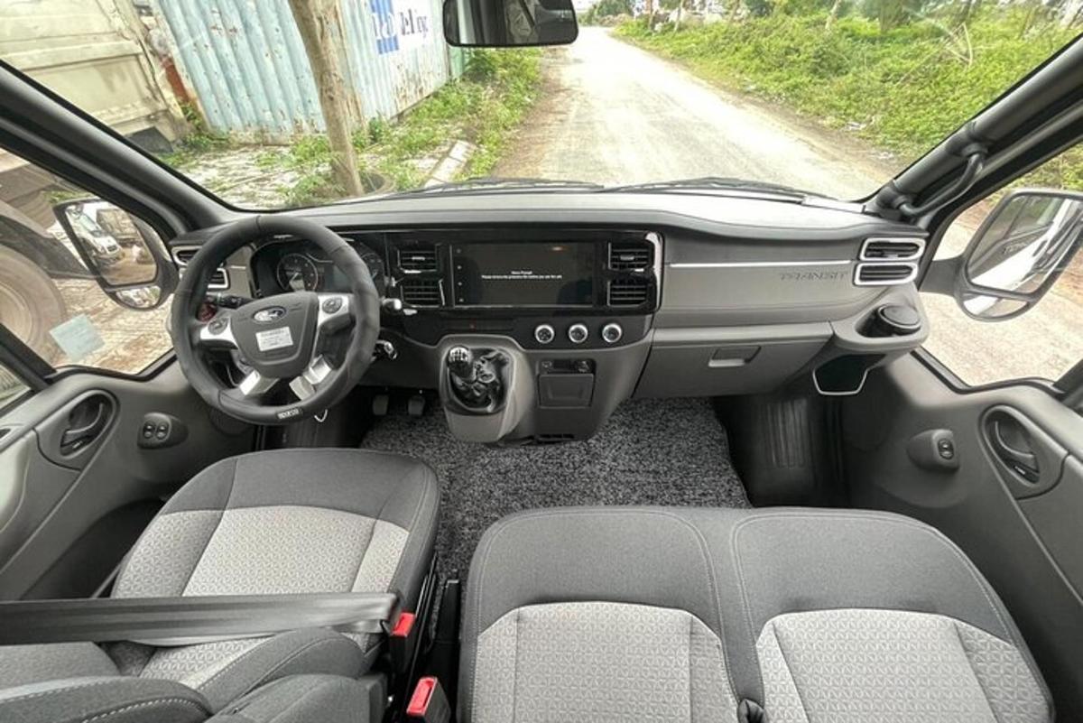 pogled na armaturno ploščo avtomobila