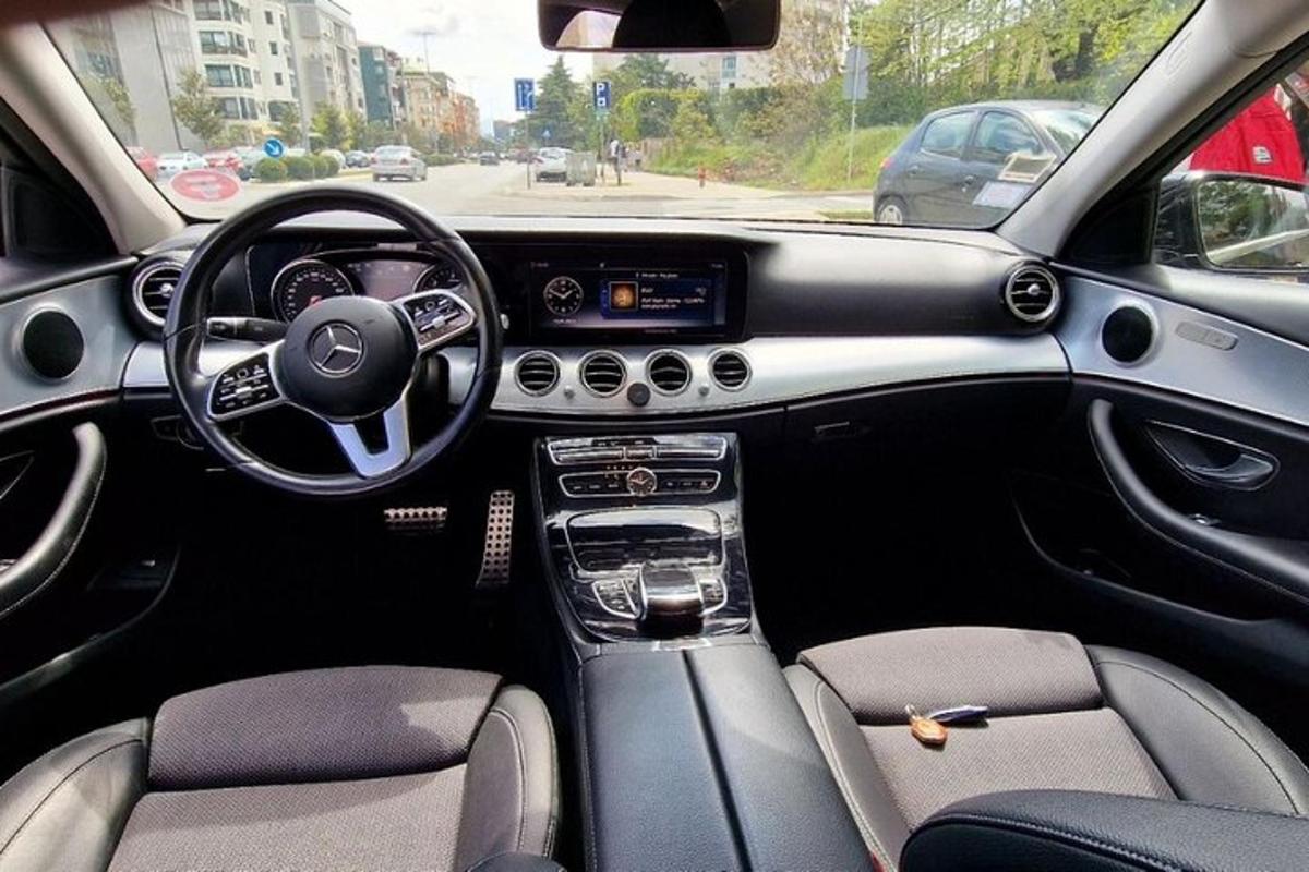 una vista del cruscotto di un'auto