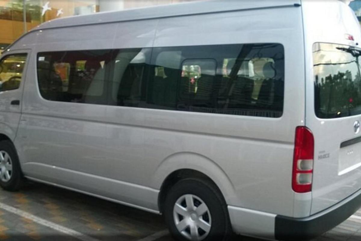 un furgone bianco parcheggiato in un parcheggio