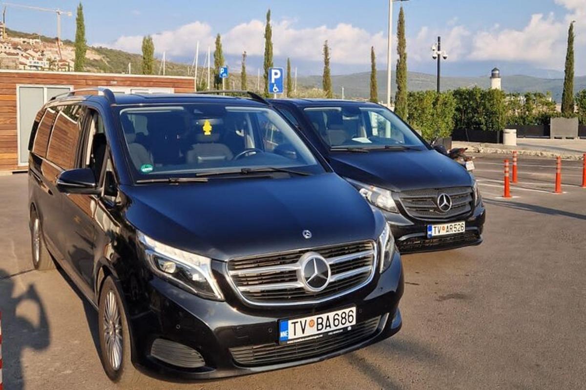 dvě auta zaparkovaná vedle sebe na parkovišti