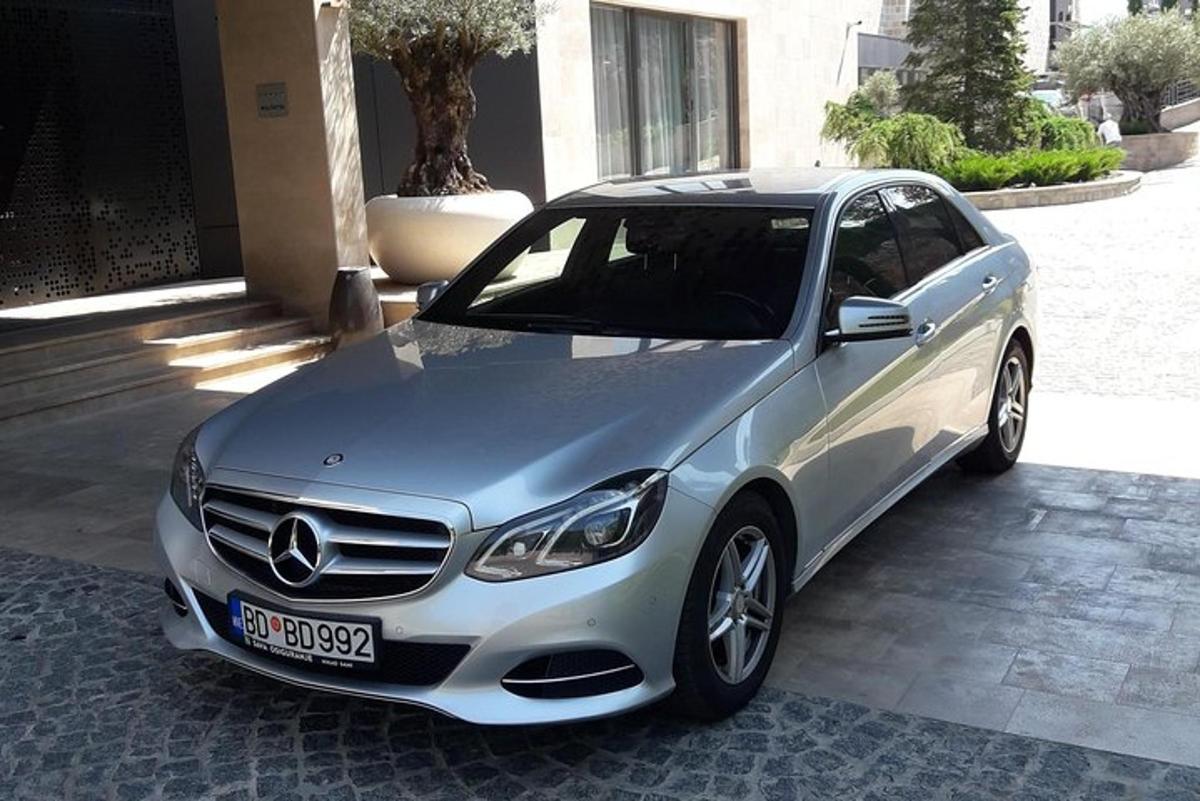 hoone ees pargitud hõbedane auto