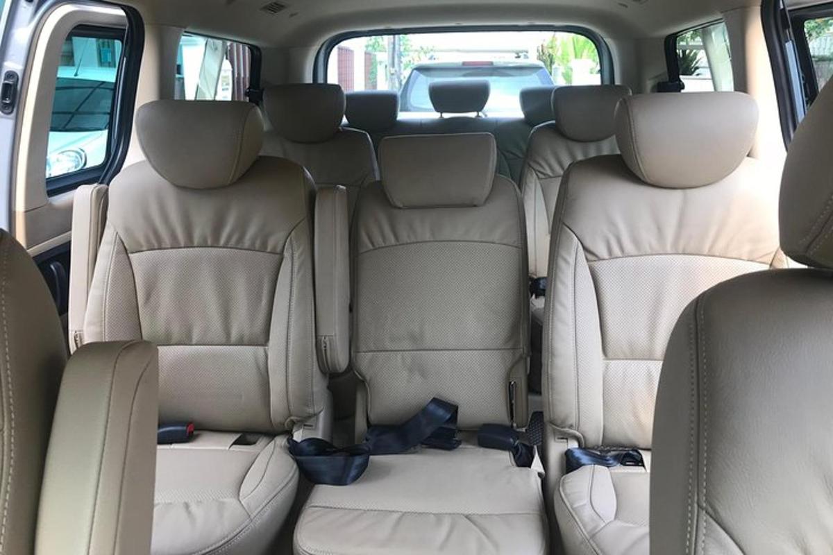 isang bukas na upuan sa likod ng isang minivan na nakatiklop ang mga upuan sa likod
