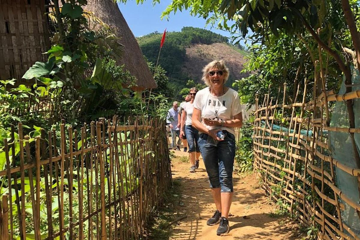 una donna che cammina lungo una recinzione su un sentiero
