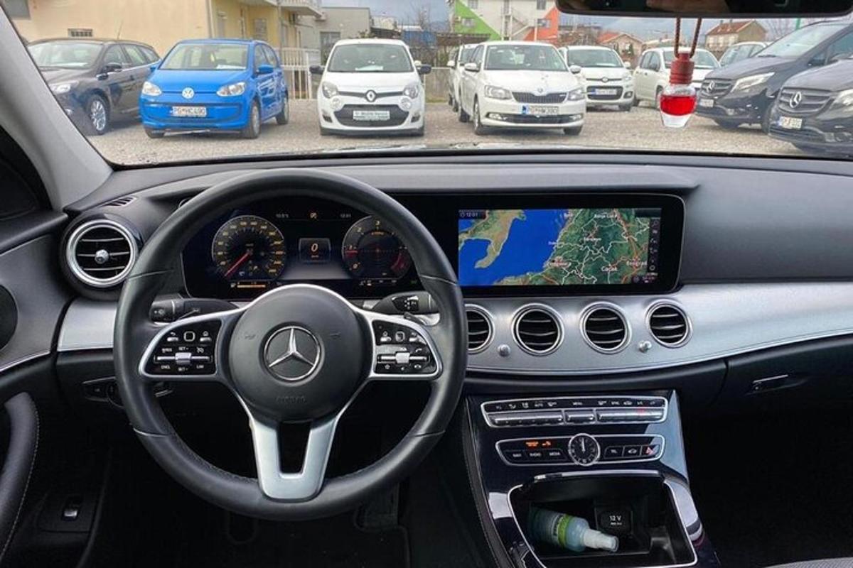 vaade Mercedes-Benzi auto armatuurlauale