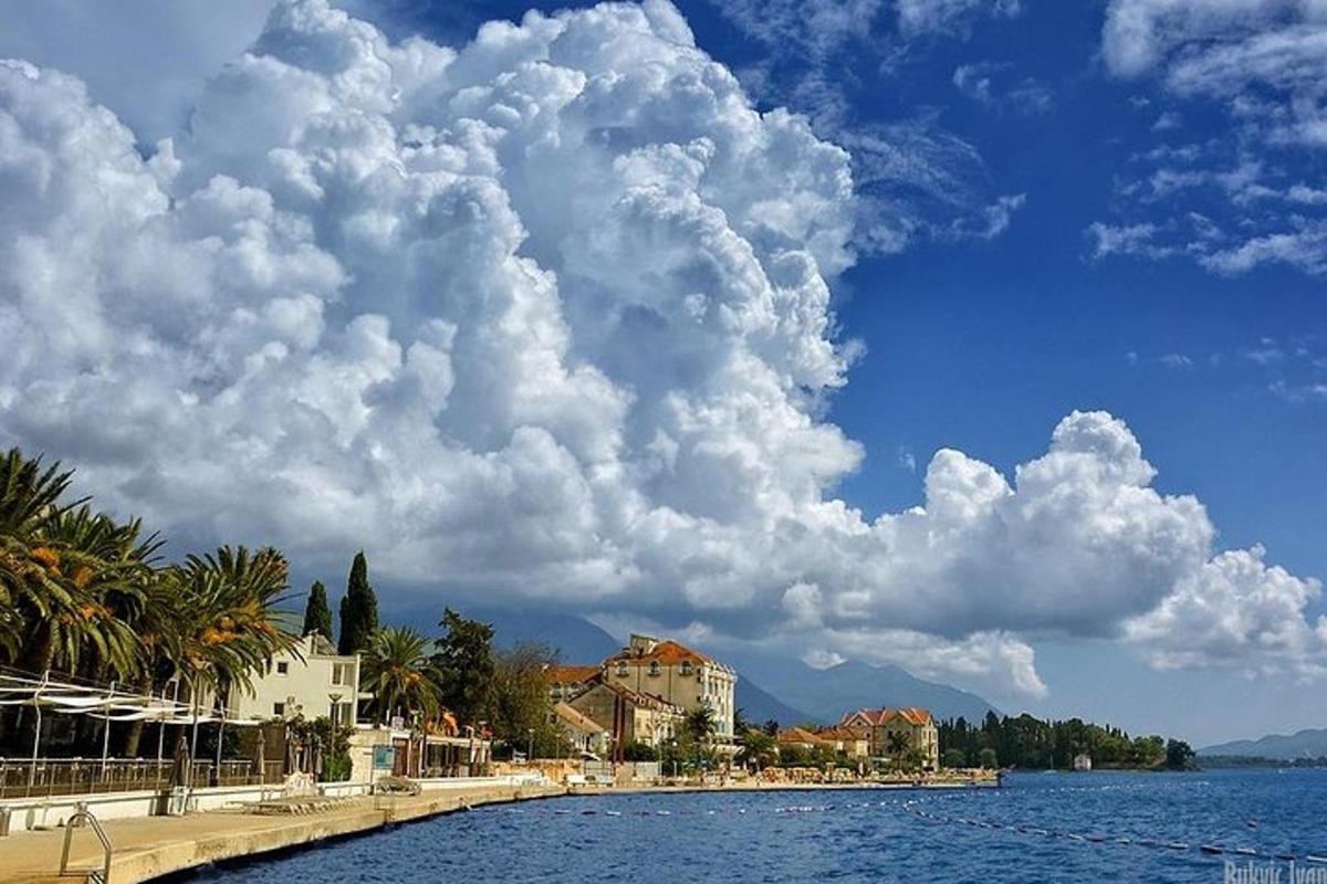 pilvine taevas veekogu kohal