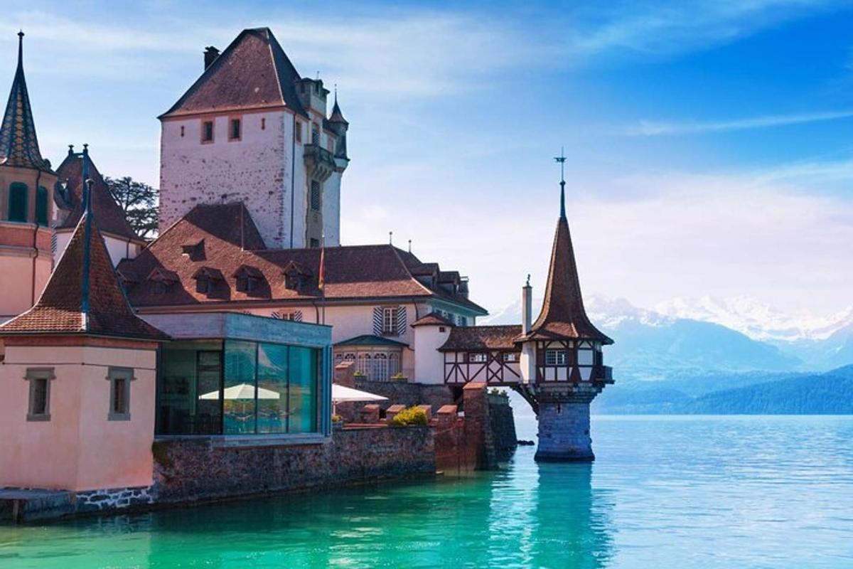 un edificio nell'acqua accanto a un castello