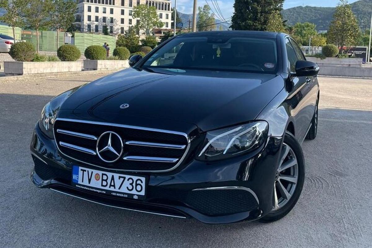 un cotxe Mercedes Benz negre aparcat en un aparcament
