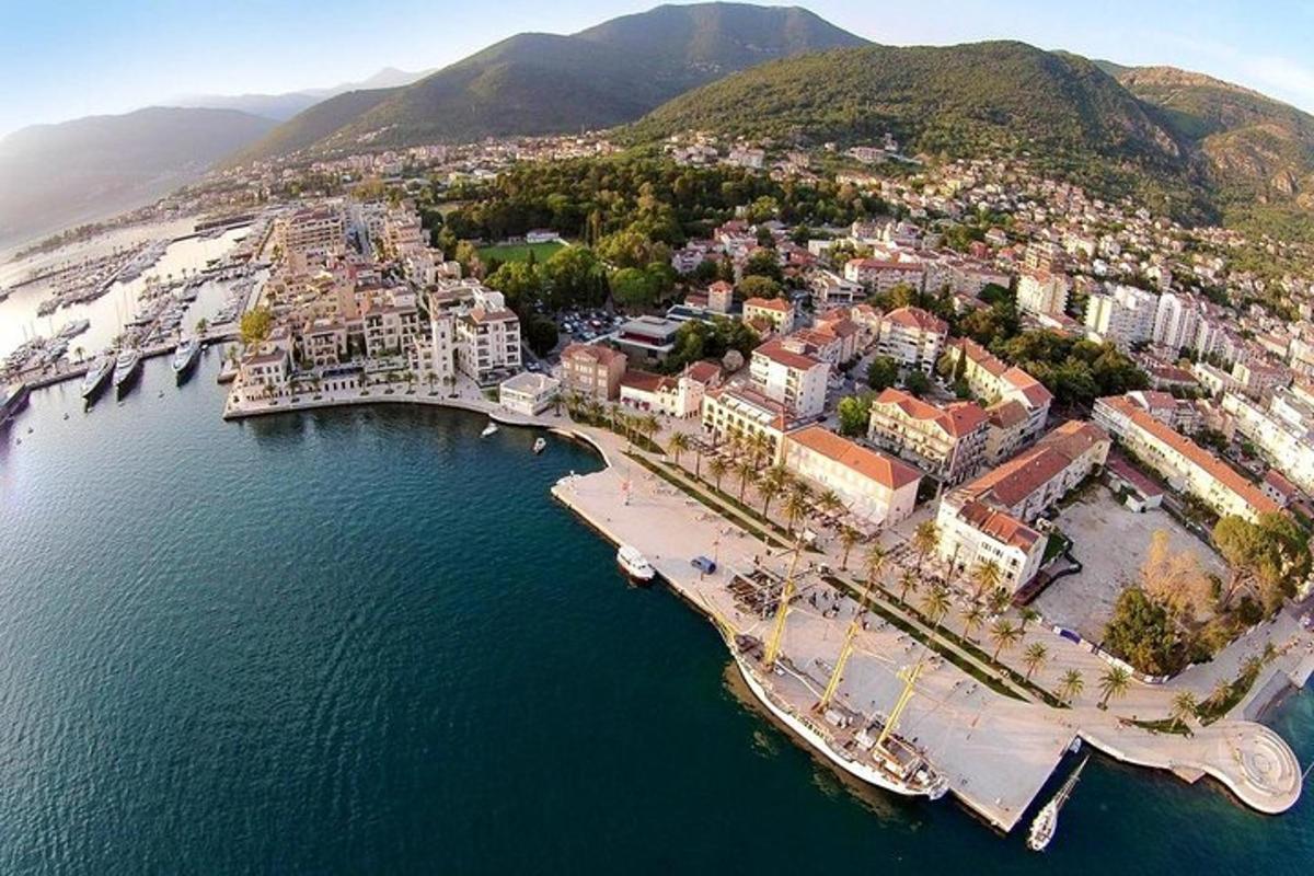 vista aèria d'un port amb vaixells a l'aigua