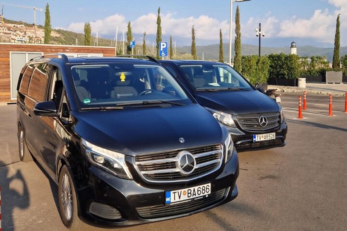 două mașini parcate una lângă alta într-o parcare