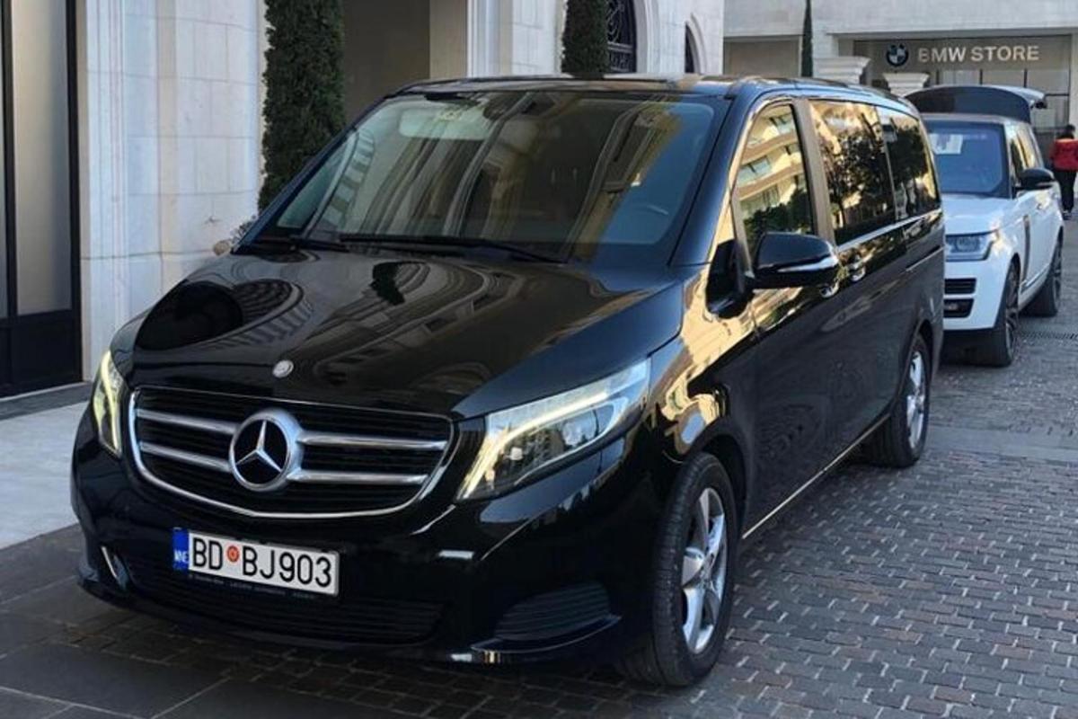 sebuah suv mercedes benz hitam diletakkan di sebatang jalan
