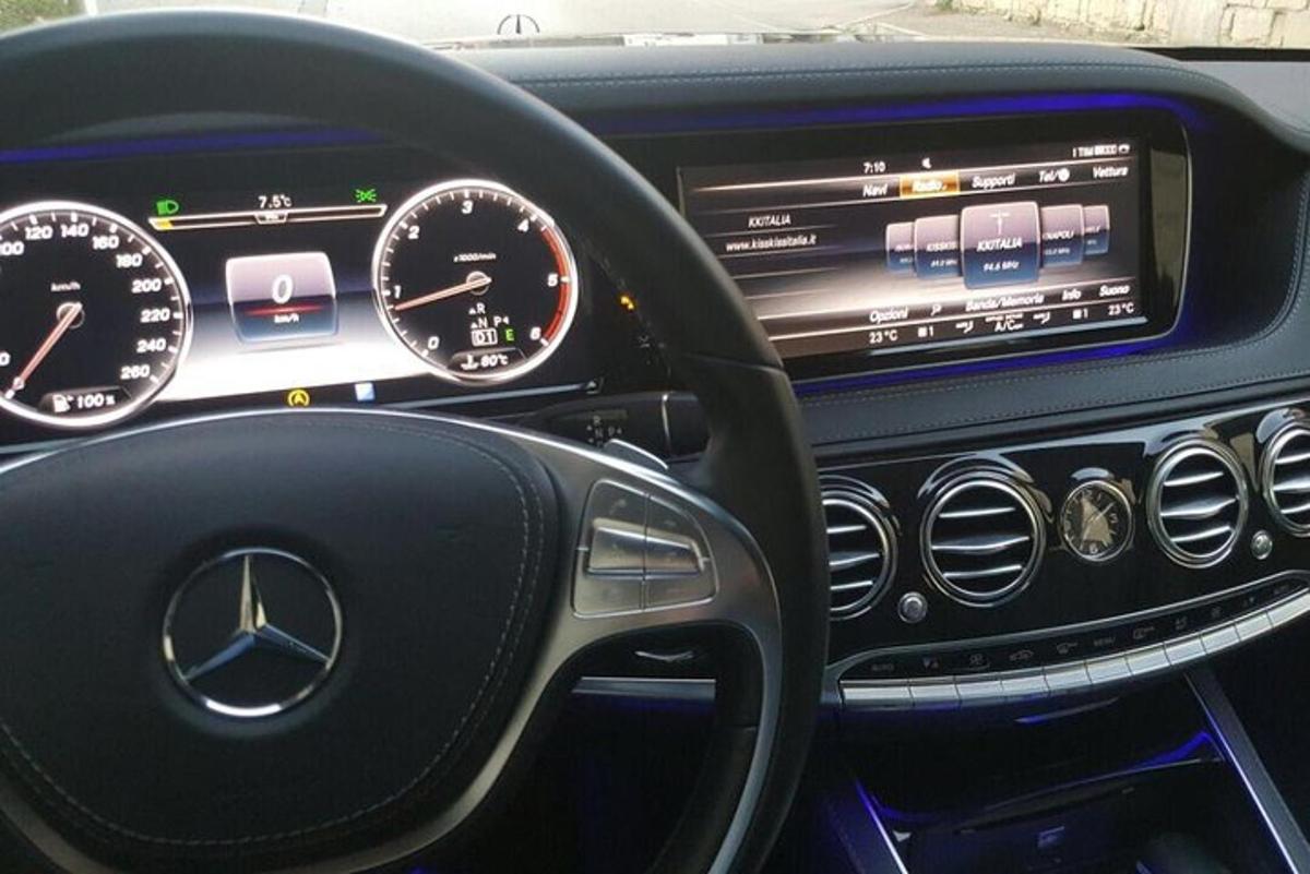 bảng điều khiển của một chiếc mercedescedescedescedescedescedescedescedescedescedescedescedes