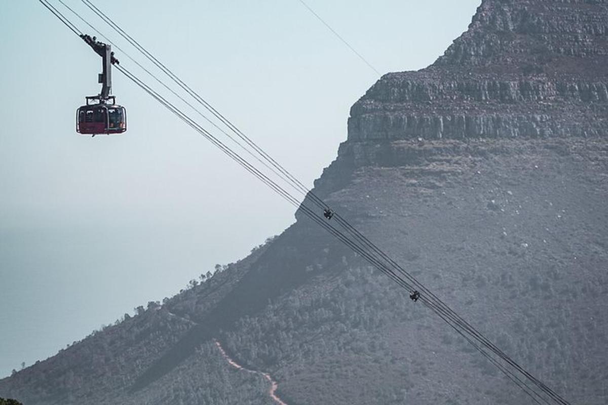 un telesquí frente a una montaña