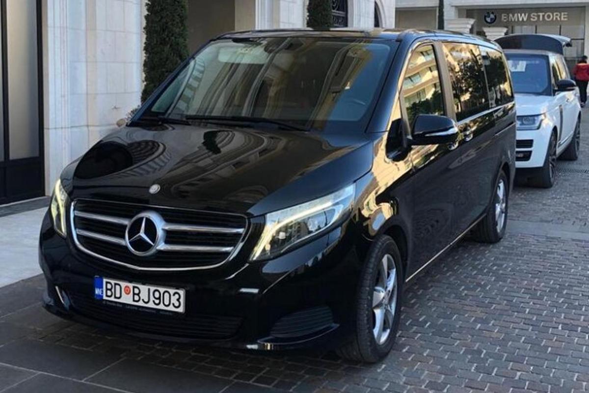 un'auto nera parcheggiata su una strada di mattoni