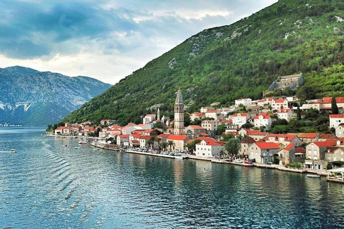 una città sulla riva di uno specchio d'acqua
