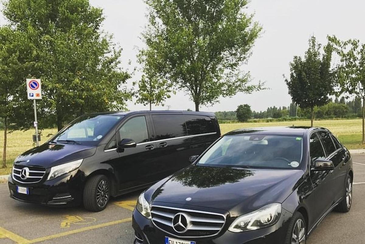 dvě auta zaparkovaná vedle sebe na parkovišti