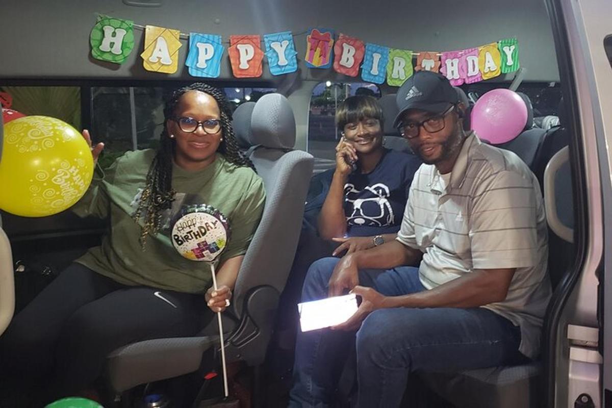 tiga orang duduk di belakang van dengan belon