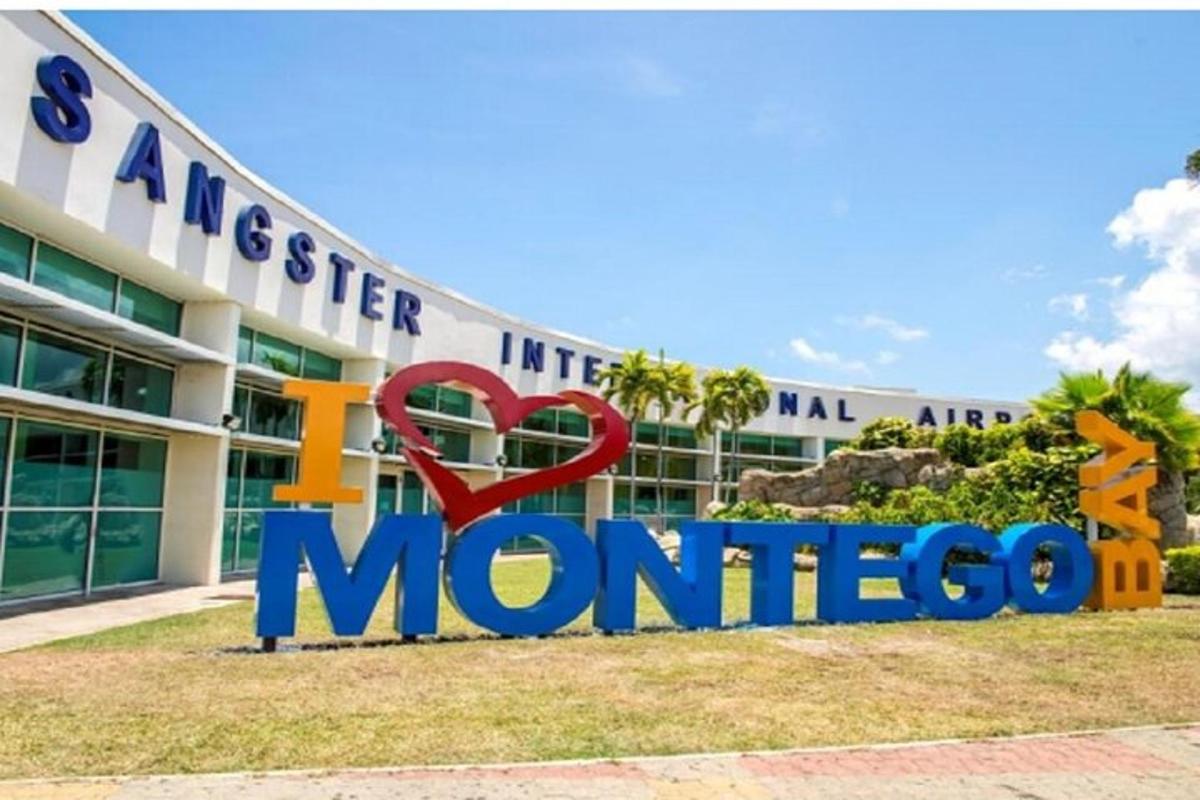 papan tanda di hadapan hospital