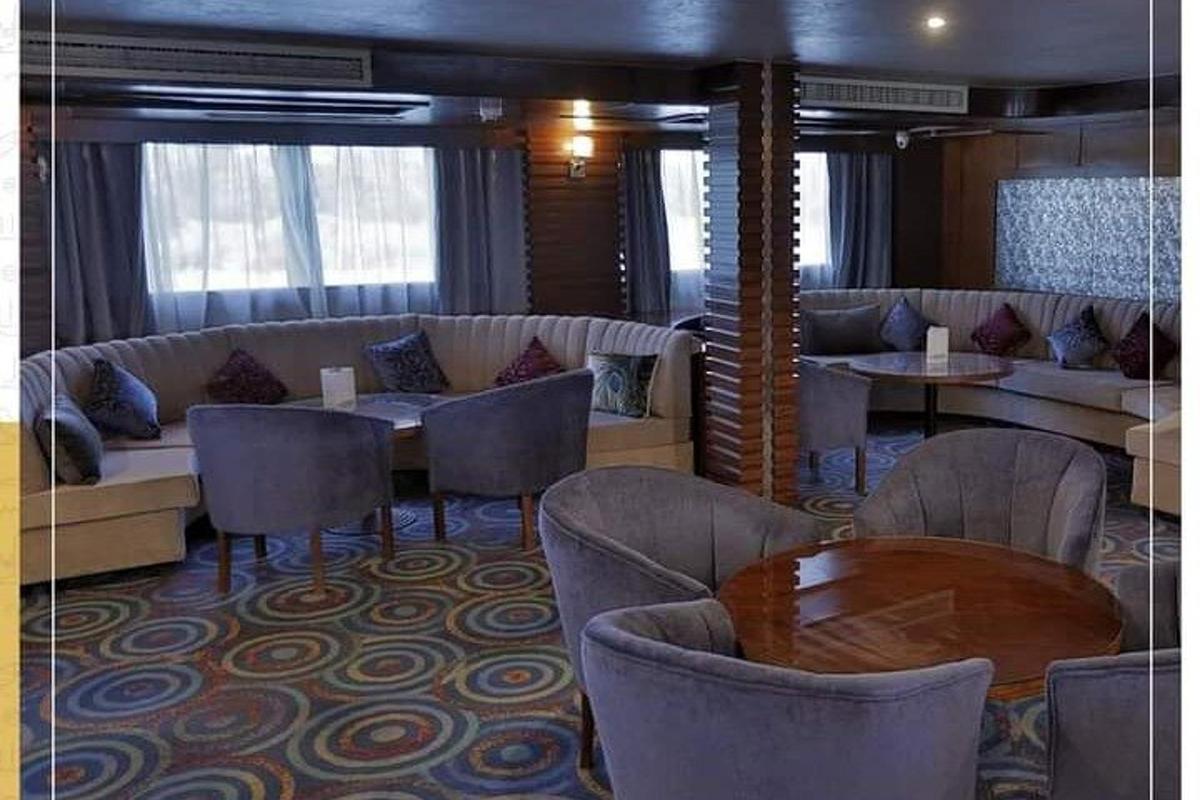 restaurace na výletní lodi s pohovkami a stoly