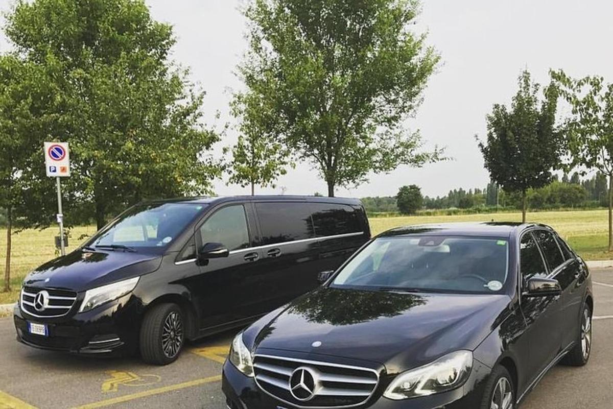 dvě auta zaparkovaná vedle sebe na parkovišti