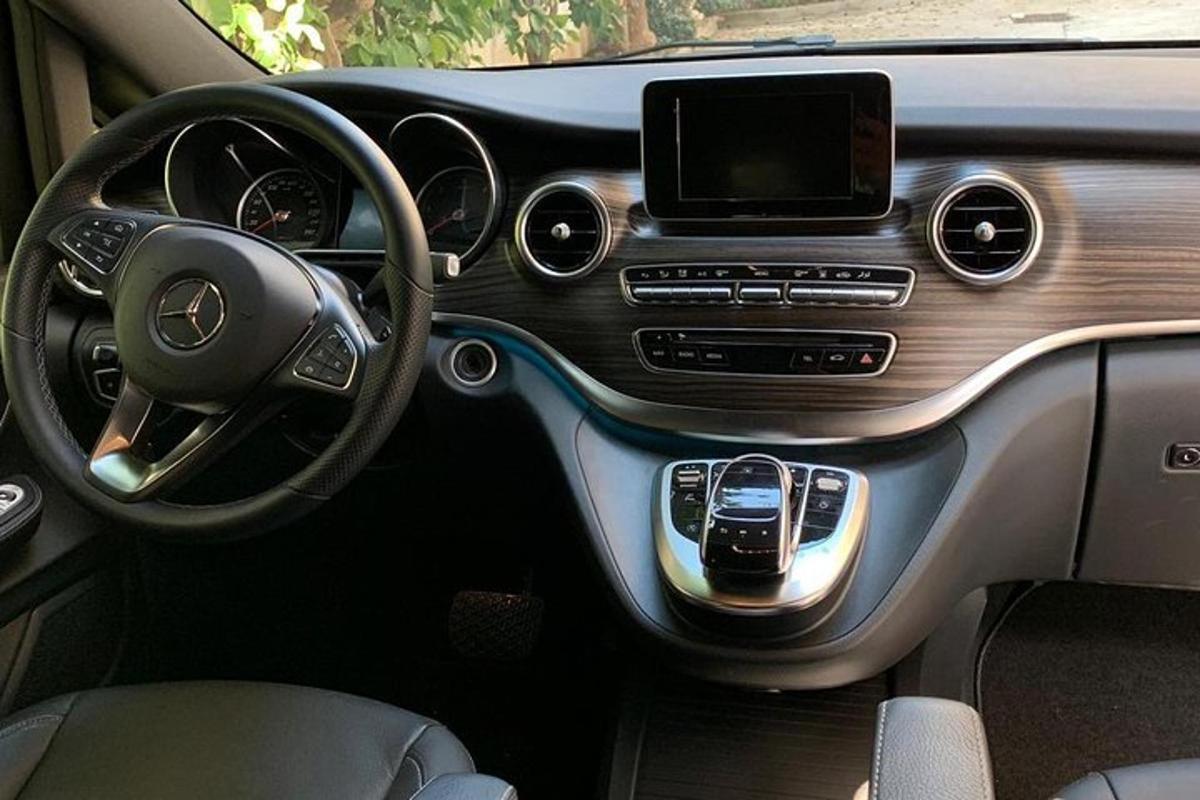 auto s mobilním telefonem na palubní desce
