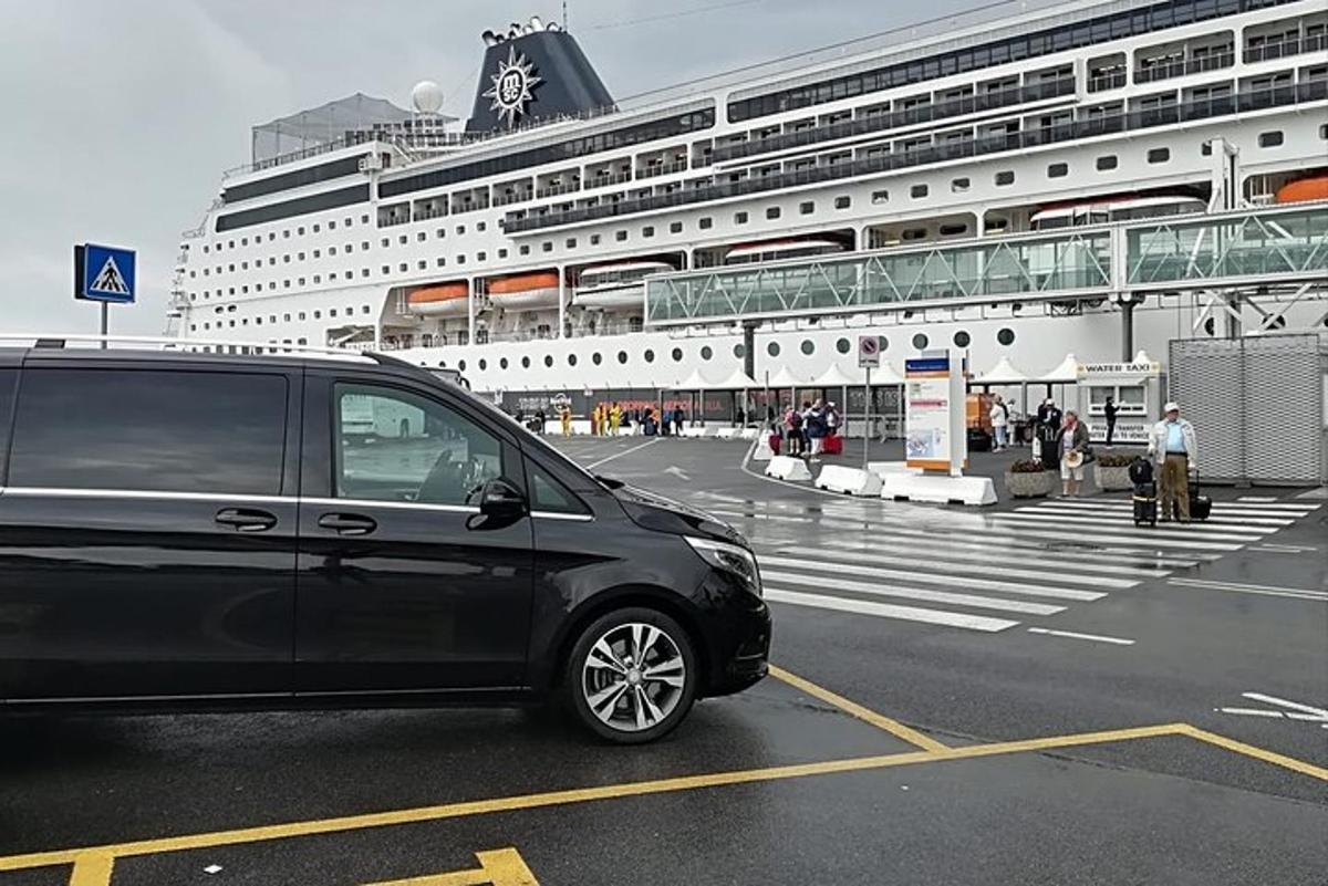 sebuah van hitam berhenti di hadapan sebuah kapal persiaran