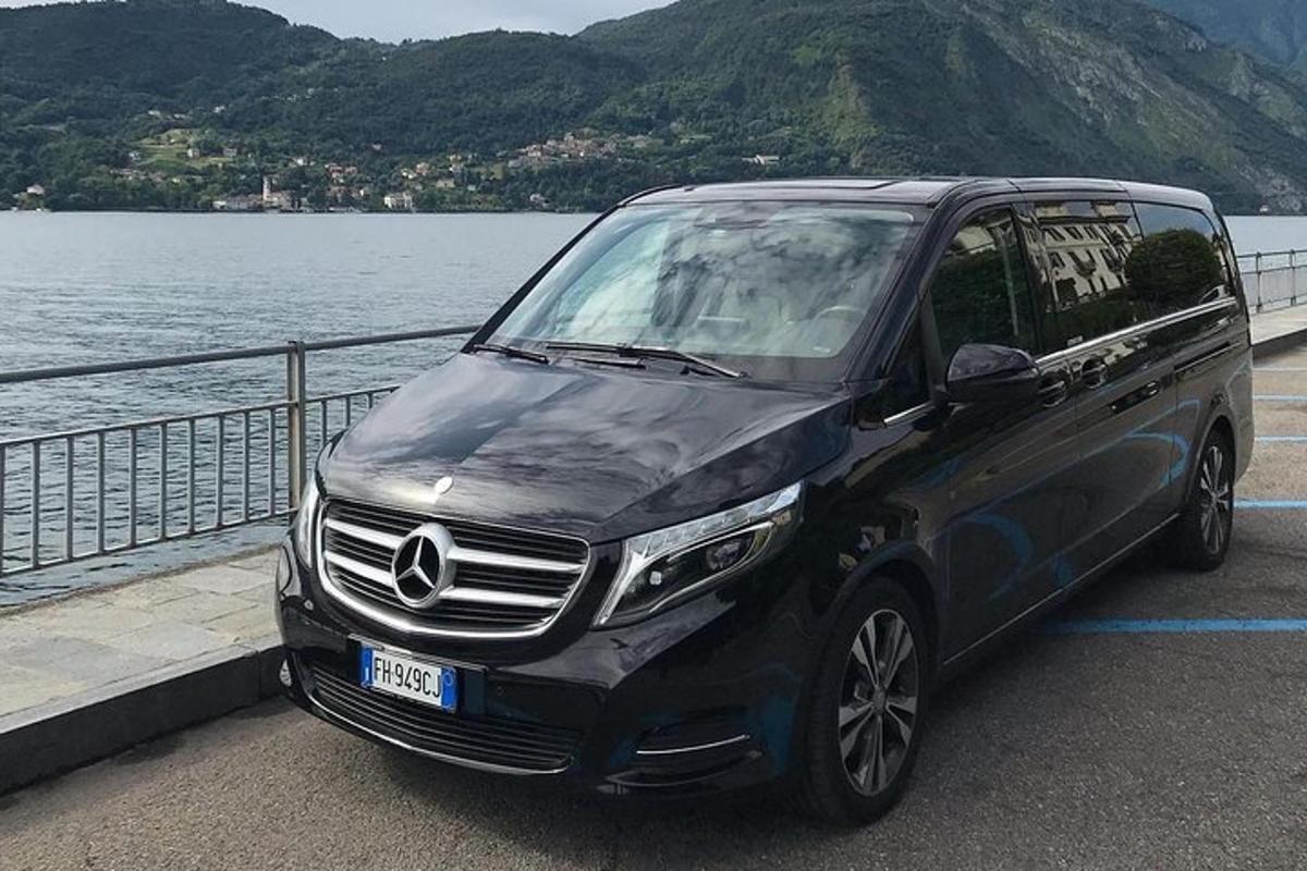 černé auto zaparkované vedle vodní plochy