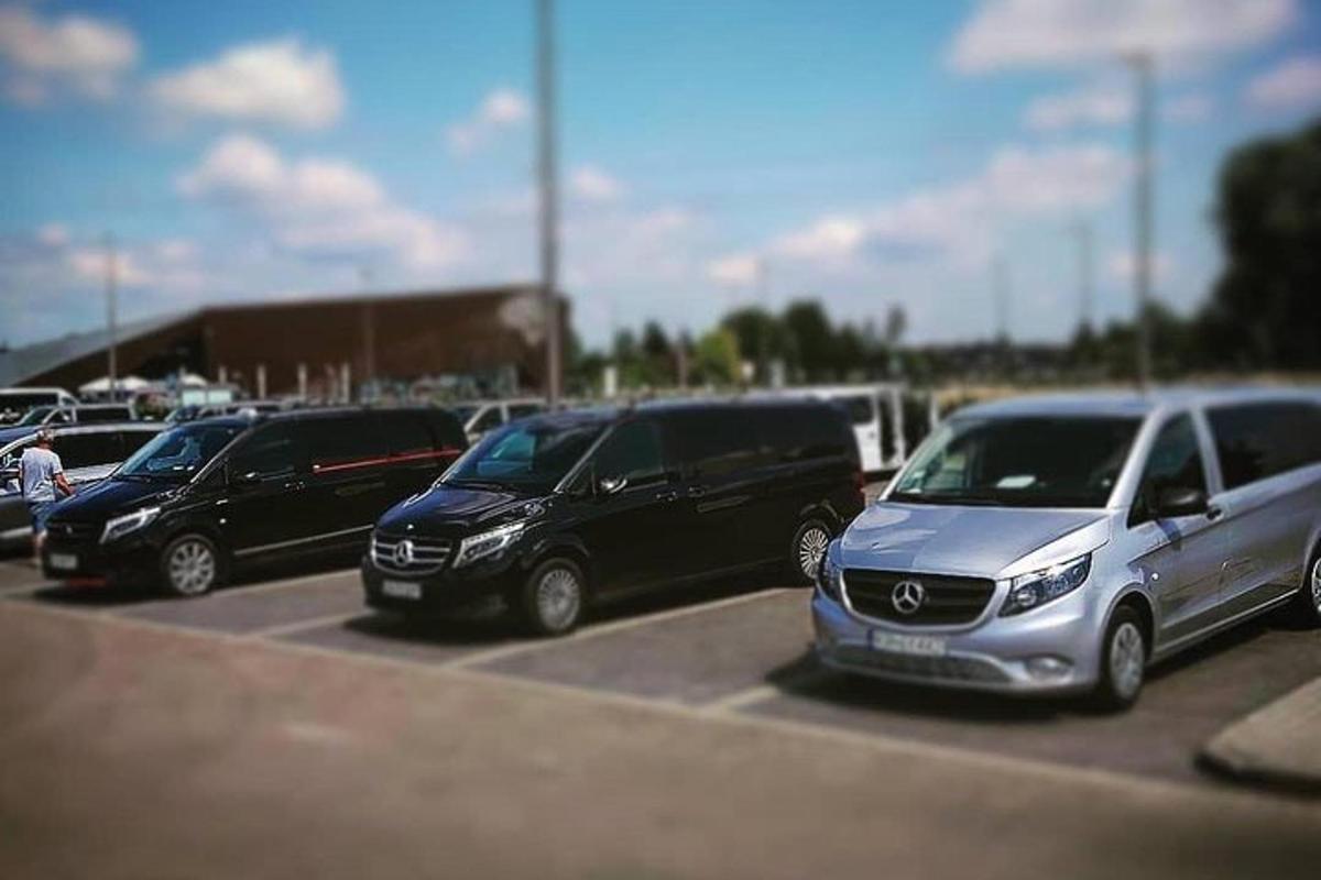řada zaparkovaných aut na parkovišti