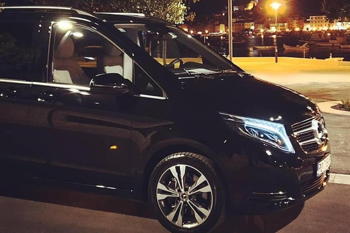 černé auto zaparkované na parkovišti v noci