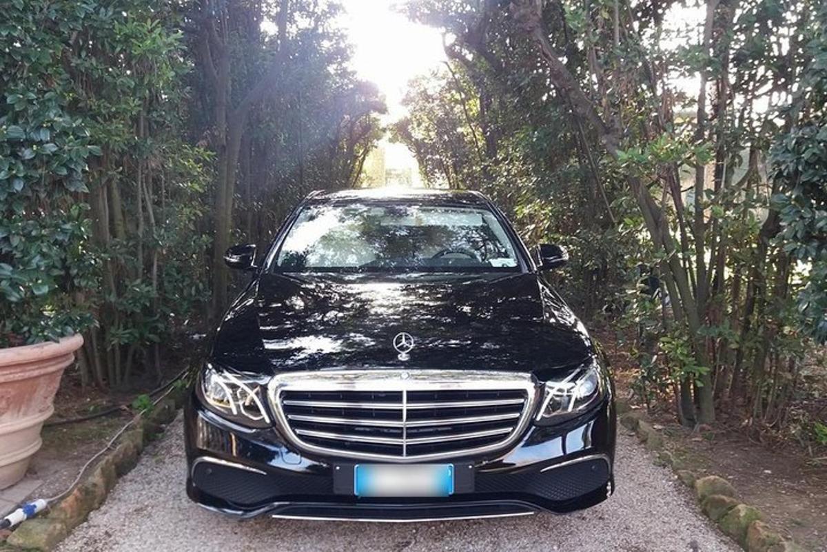 un'auto nera parcheggiata su una strada sterrata