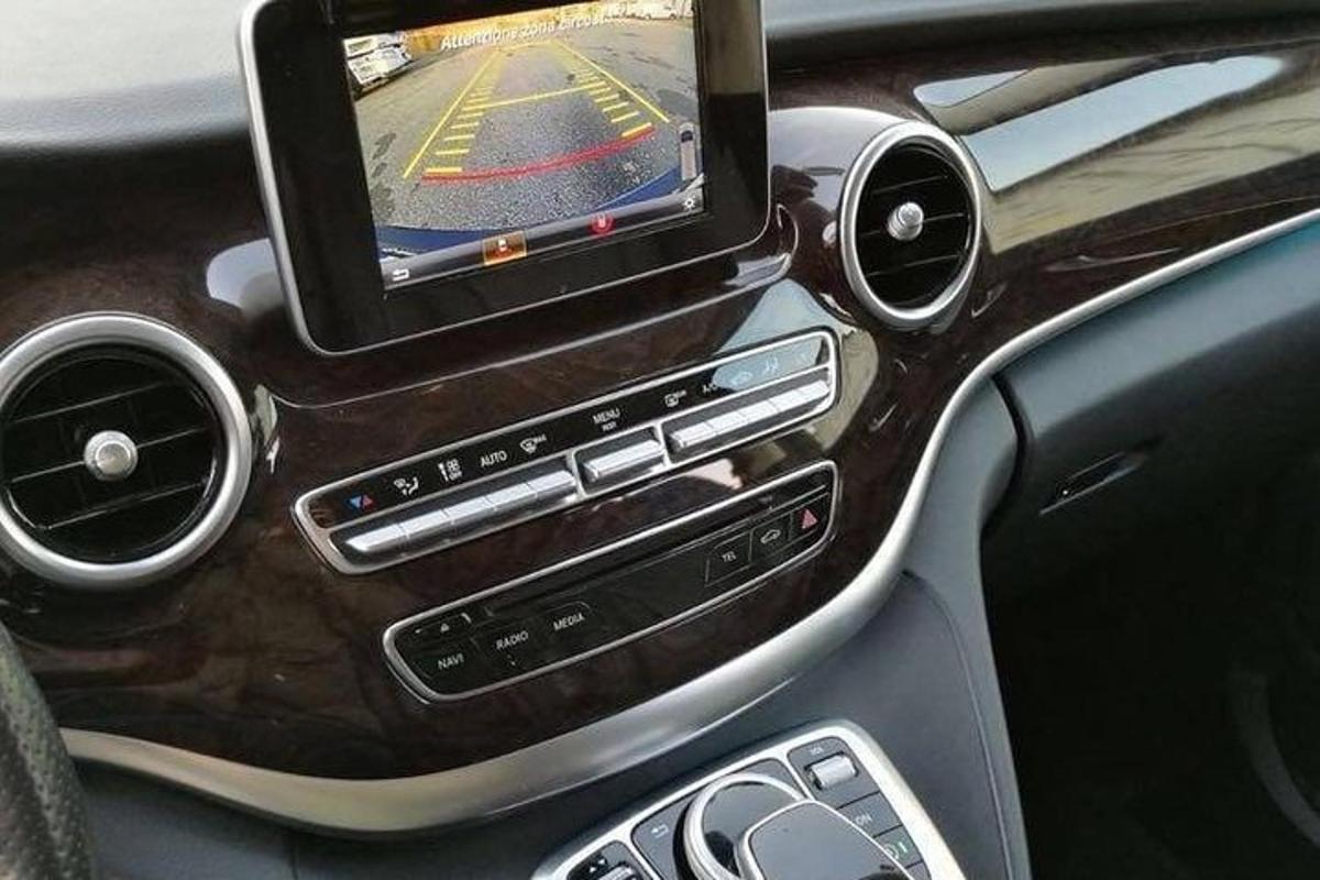 un telefono cellulare sul cruscotto di un'auto