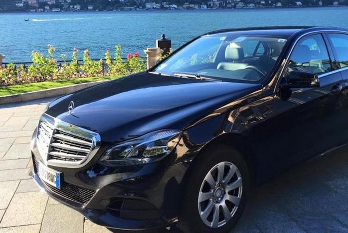 une voiture noire garée à côté de l'eau