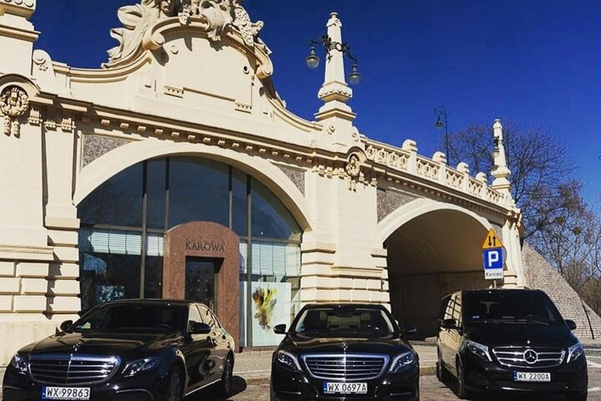 δύο αυτοκίνητα παρκαρισμένα μπροστά σε ένα κτίριο