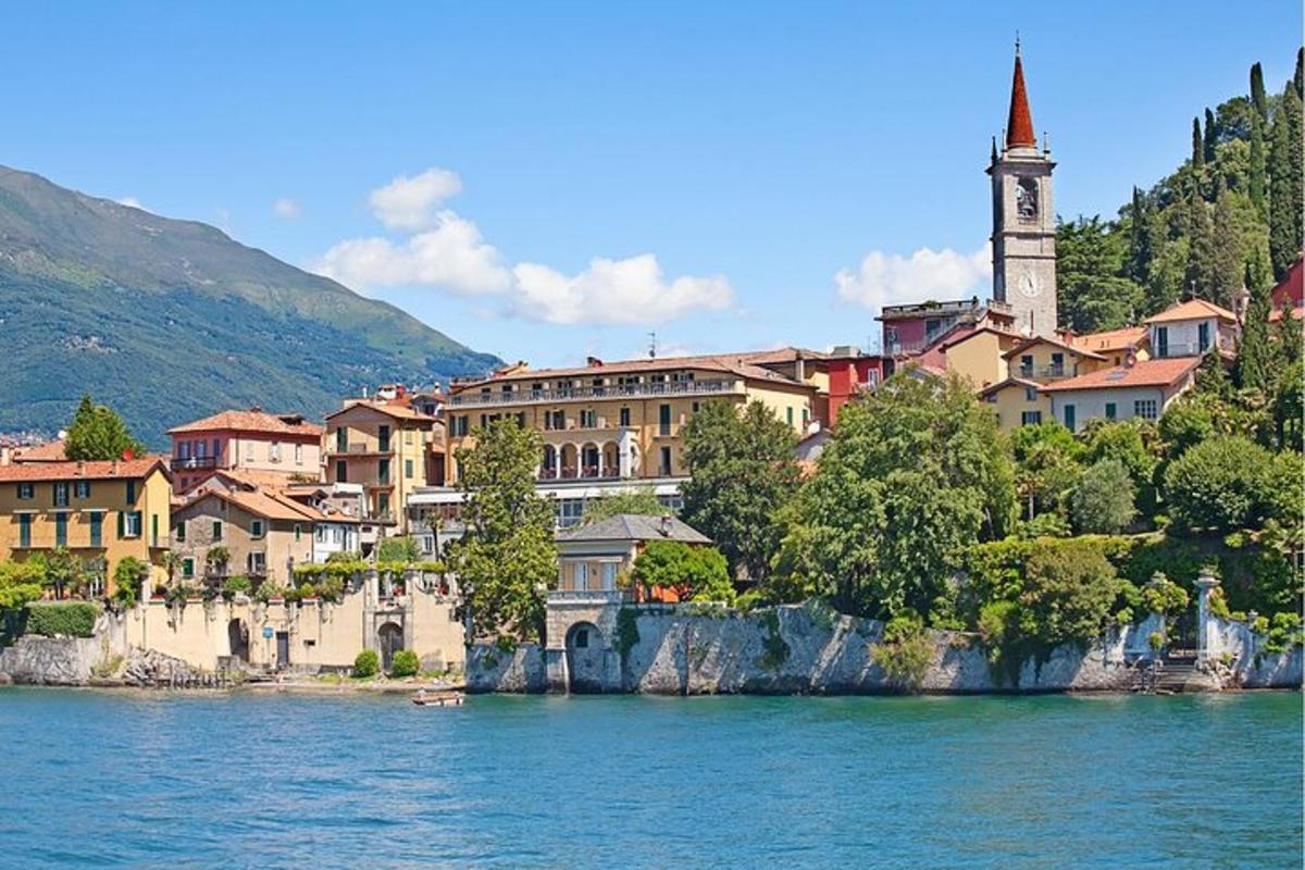 une ville au bord d'un plan d'eau