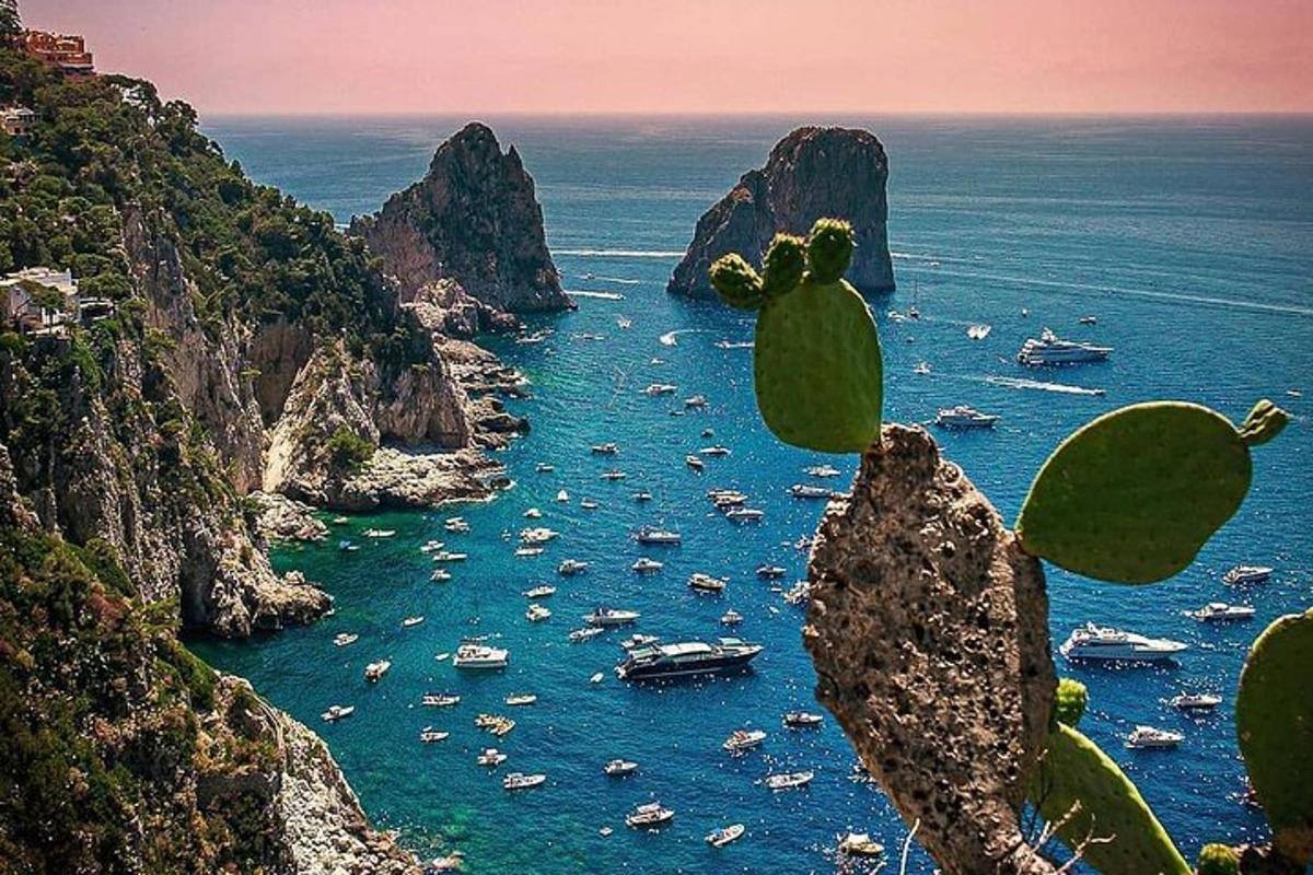 μια θέα ενός κόλπου με βάρκες στο νερό