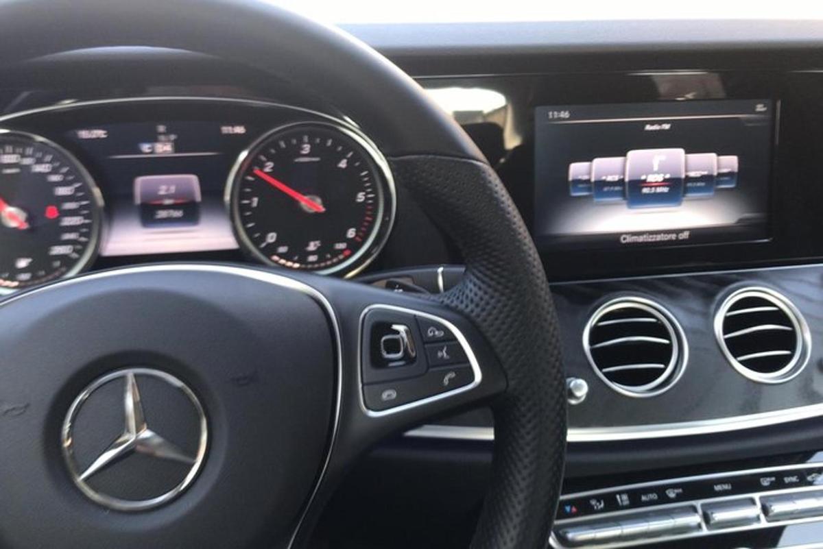 Un tablero de instrumentos de un Mercedes
