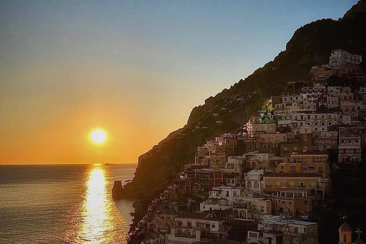 夕阳西下时，山上的小镇