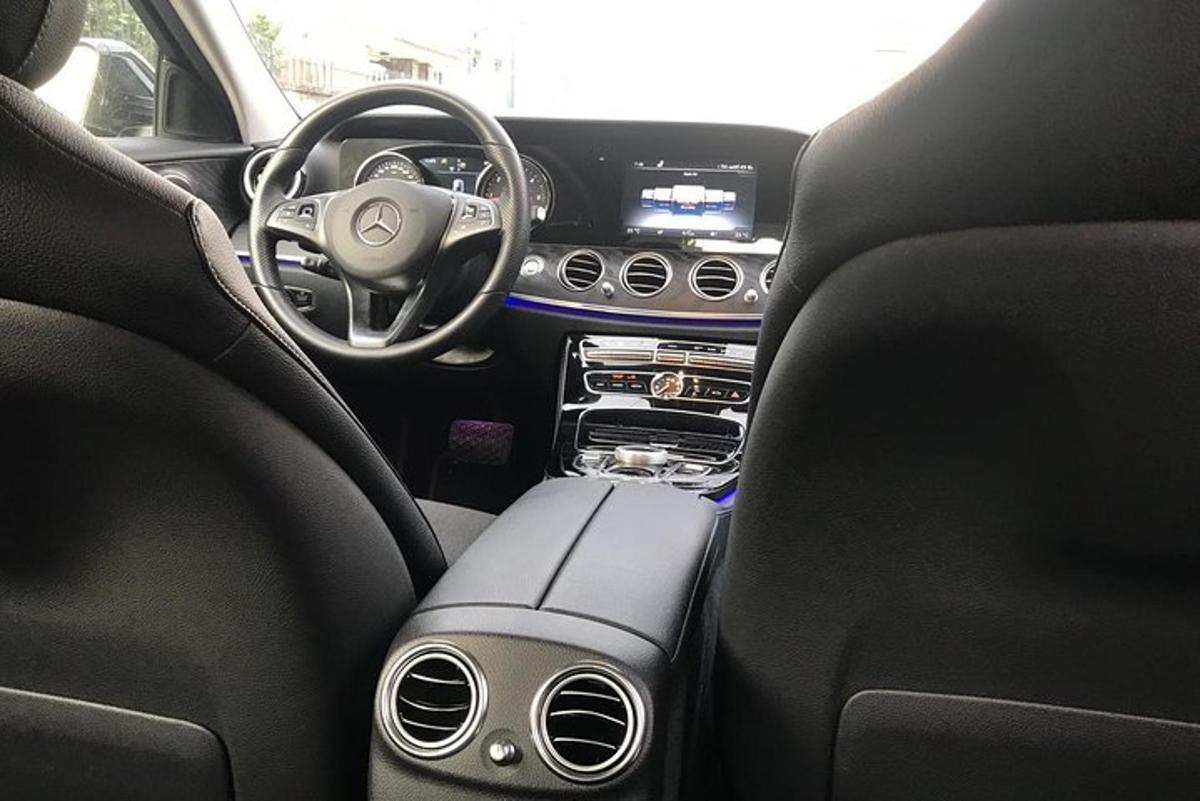 una vista del cruscotto di un'auto