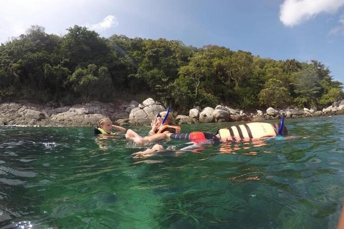un gruppo di persone sdraiate nell'acqua