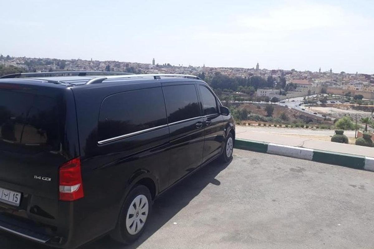 Černá dodávka parkuje vedle silnice