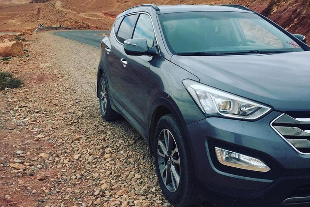 modré auto zaparkované na kraji silnice