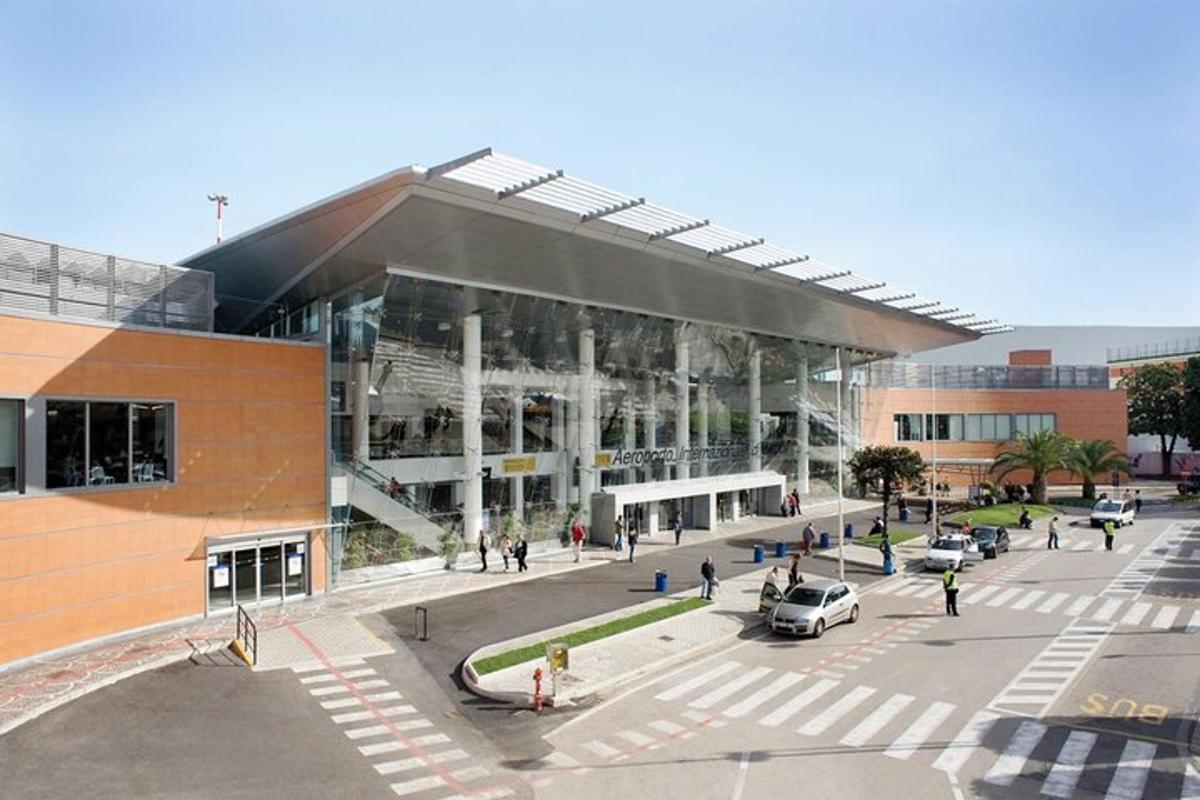velika zgrada s parkiralištem ispred nje