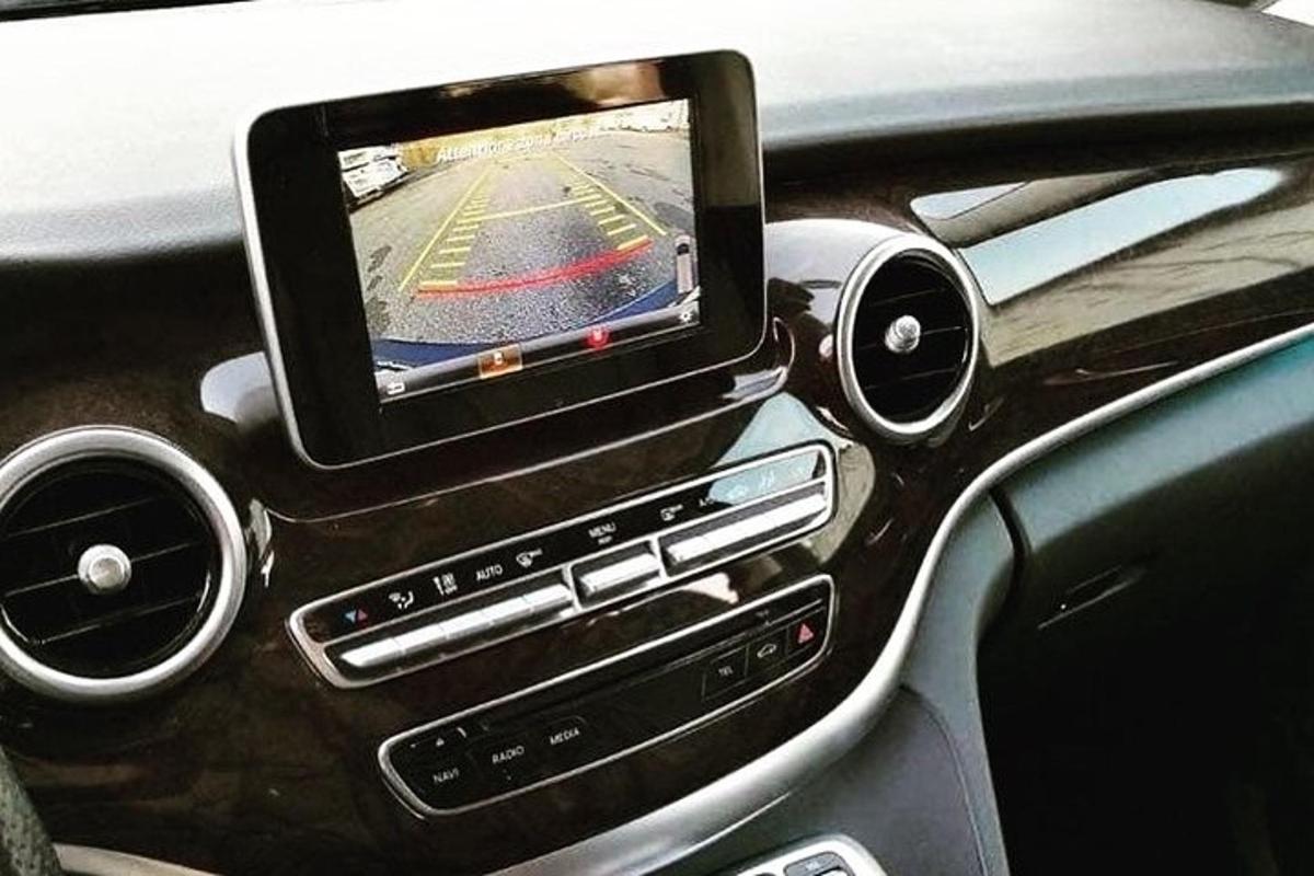 un telefono cellulare sul cruscotto di un'auto