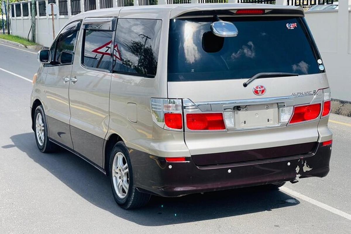 un furgone argentato è parcheggiato in un parcheggio