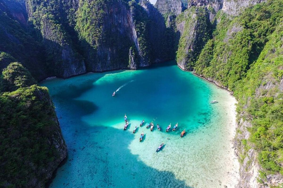 กลุ่มคนในเรือในทะเลสาบสีฟ้า