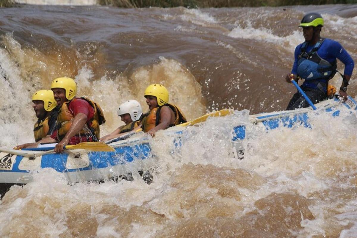sekumpulan manusia dalam rakit di sungai