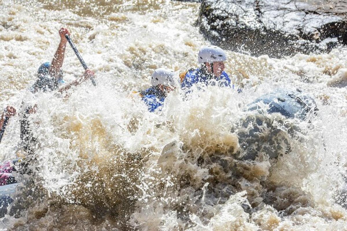 sekumpulan manusia dalam rakit di sungai