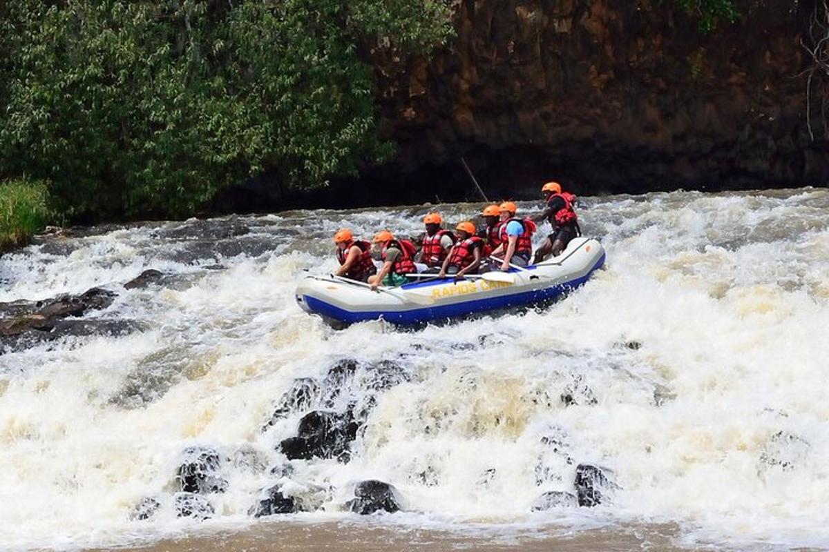 un gruppo di persone su una zattera in un fiume