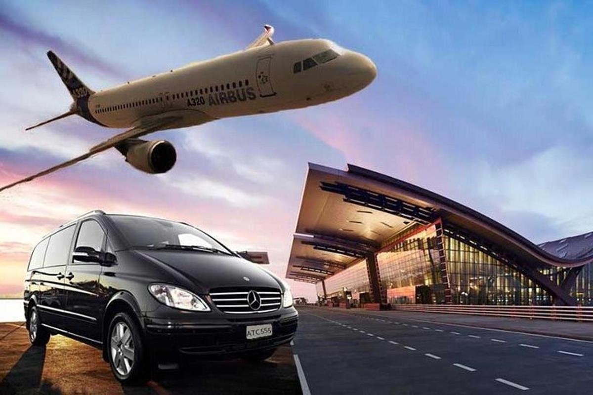 um carro estacionado em frente a um prédio com um avião