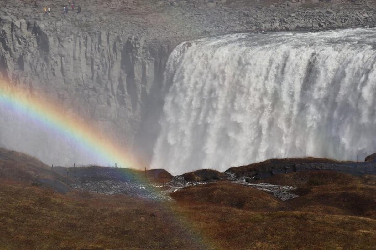 regnbogi fyrir framan foss