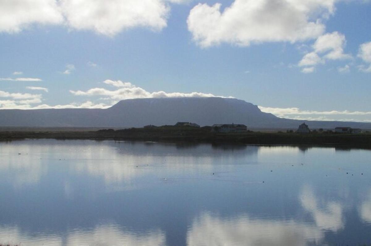 stórt vatn með fjalli í bakgrunni